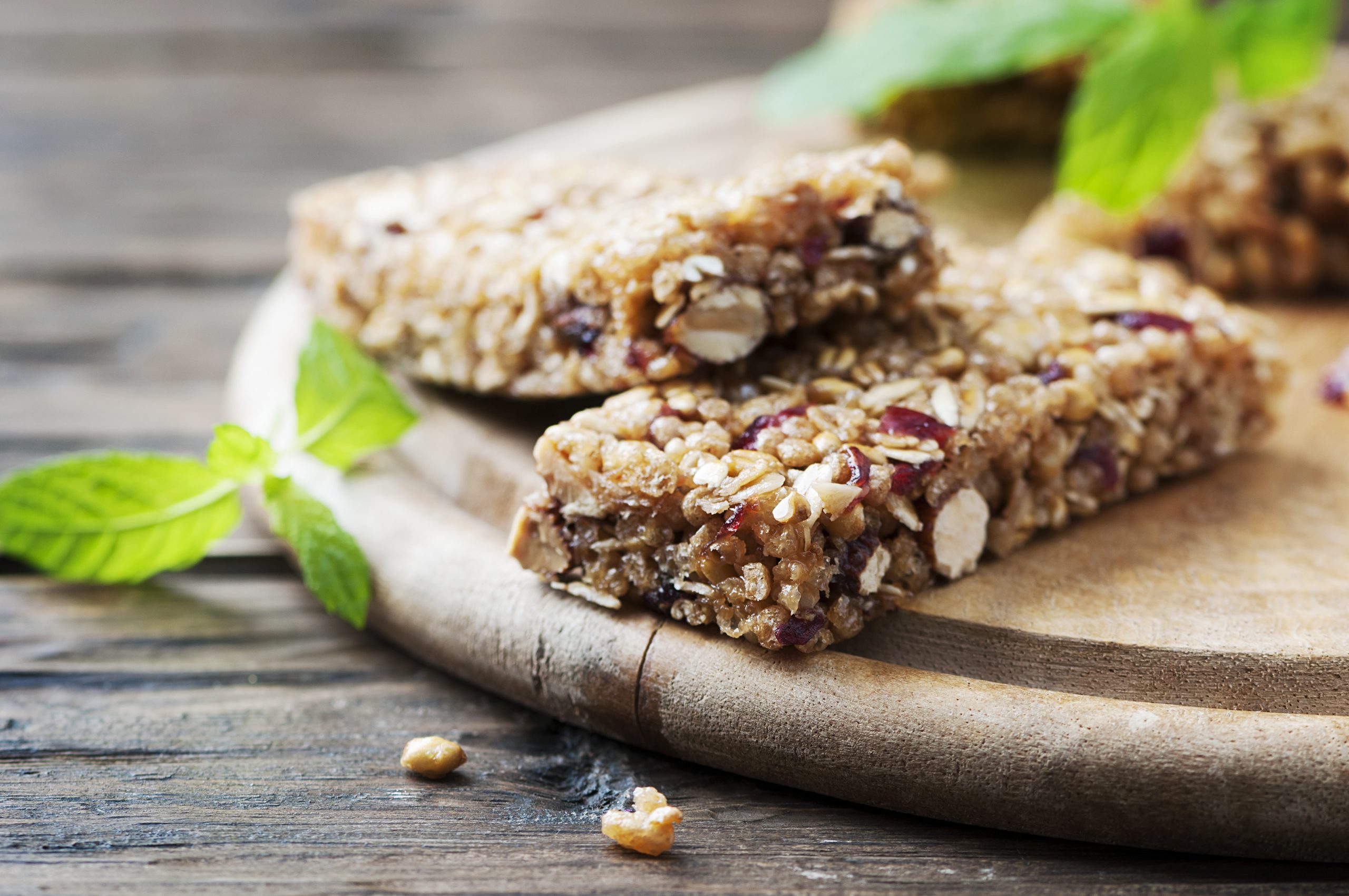 Пп батончики для перекуса. Granola Bar мюсли. Батончики для перекуса. Энергетический батончик. ПП злаковый батончик.