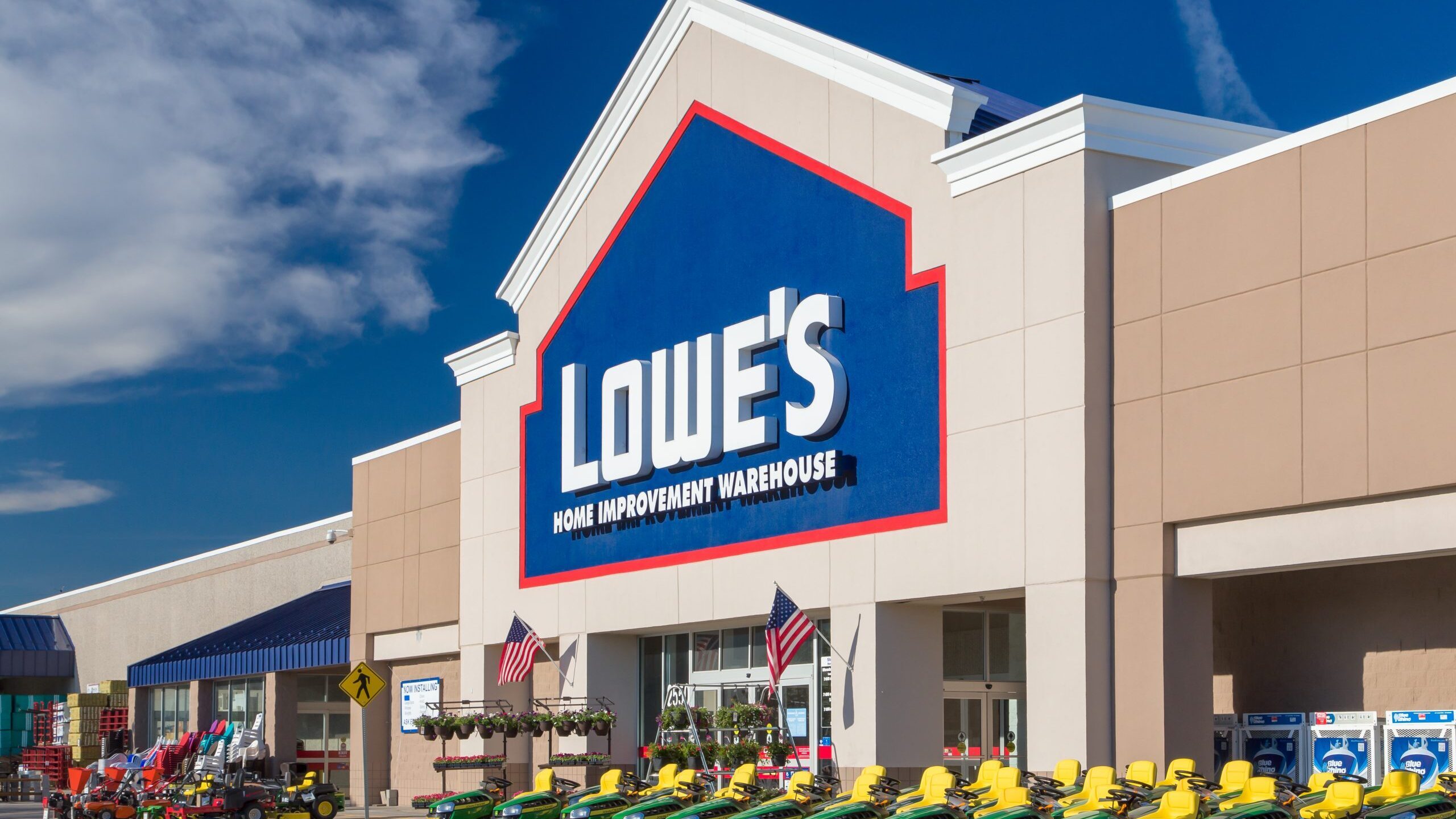 Get $100 off a cordless lawn mower at Lowe’s for Father’s Day