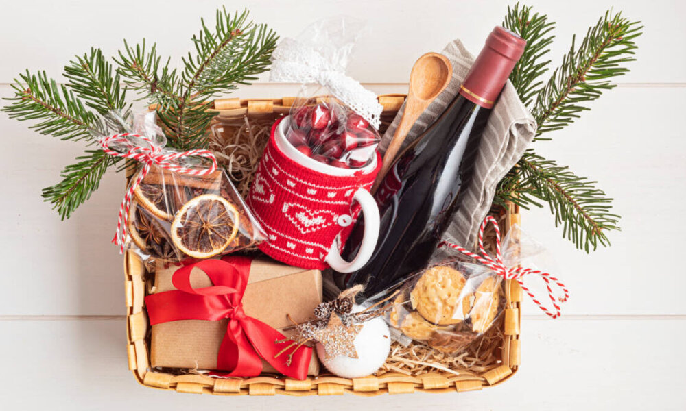 Refined Christmas gift basket for culinary enthusiasts